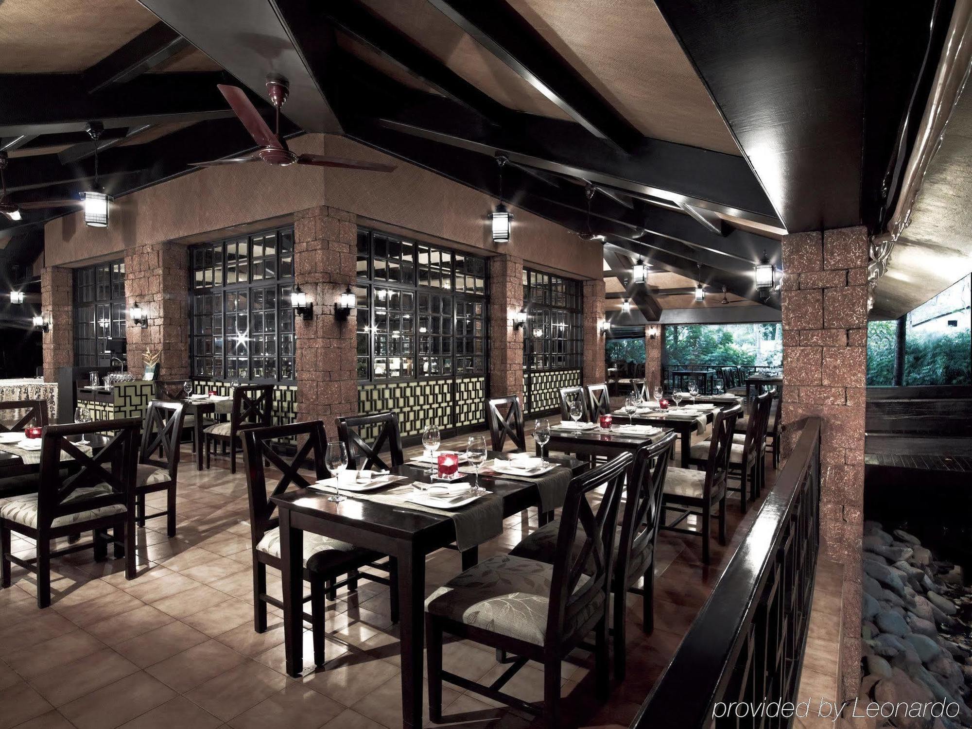 ทัช ฮอลิเดย์ วิลเลจ รีสอร์ต แอนด์ สปา กัว Hotel แคนโดลิม ร้านอาหาร รูปภาพ The interior of the restaurant